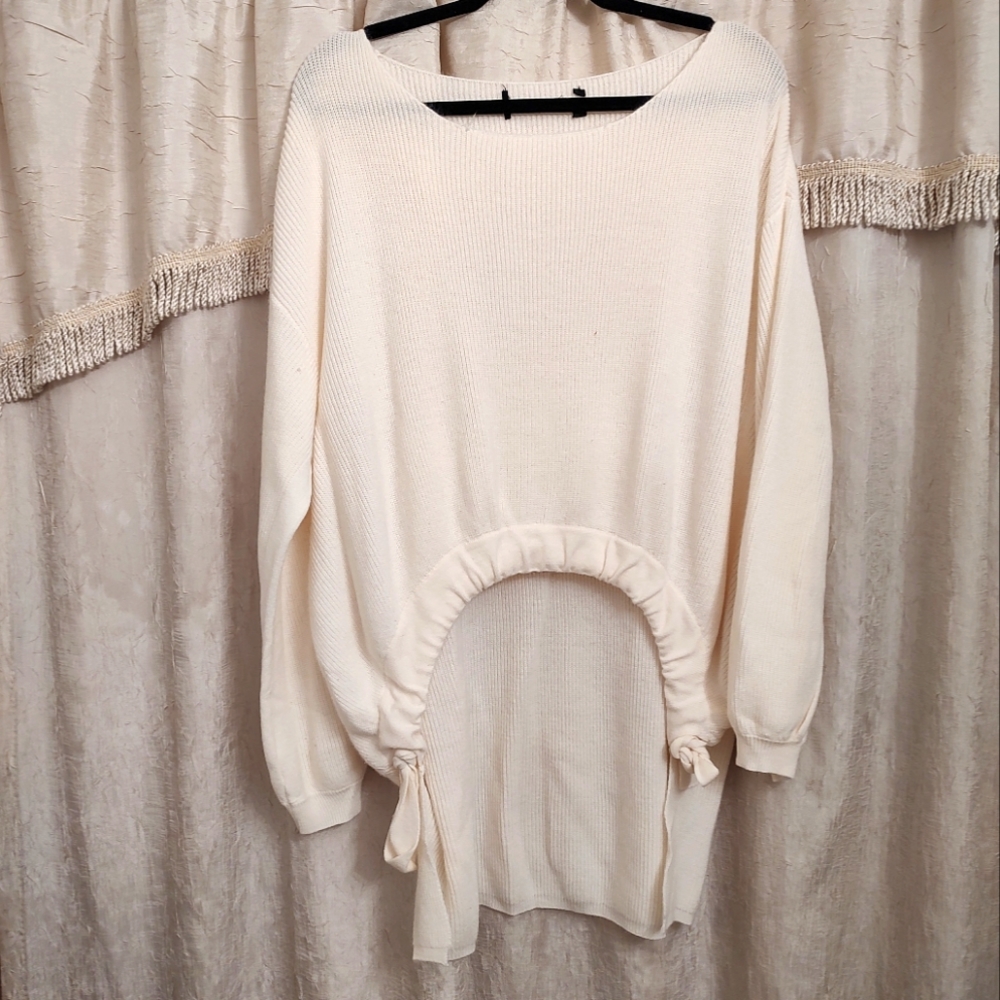 White, high low hem, oversized sweater